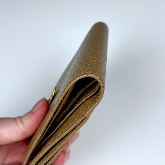 Gucci Tan Leather Wallet with Gold Clasp - Picture 3 of 9